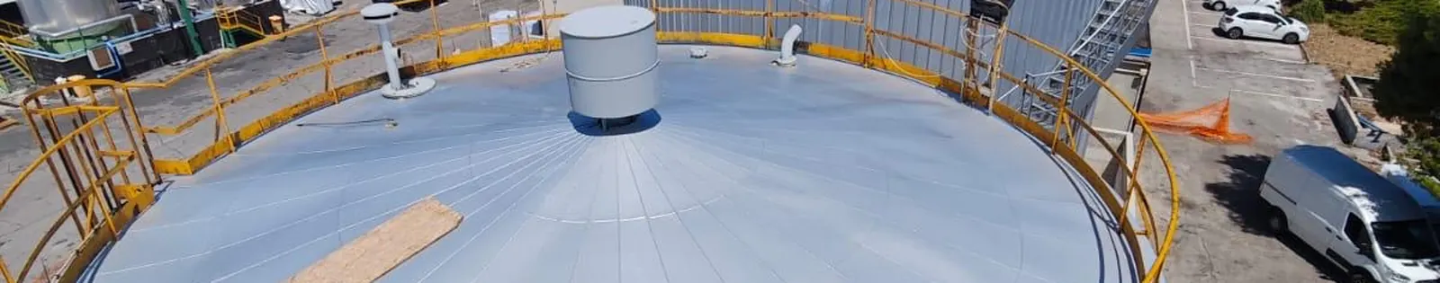 Serbatoi industriali coibentati con rivestimento metallico e parapetti, fotografati dall’alto