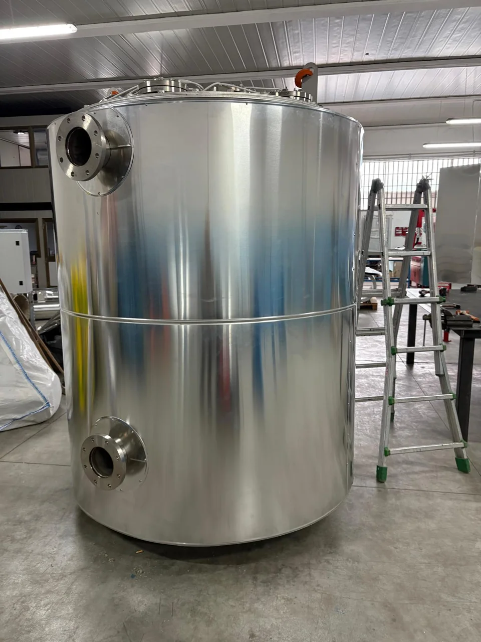 Serbatoio verticale con rivestimento metallico realizzato in officina